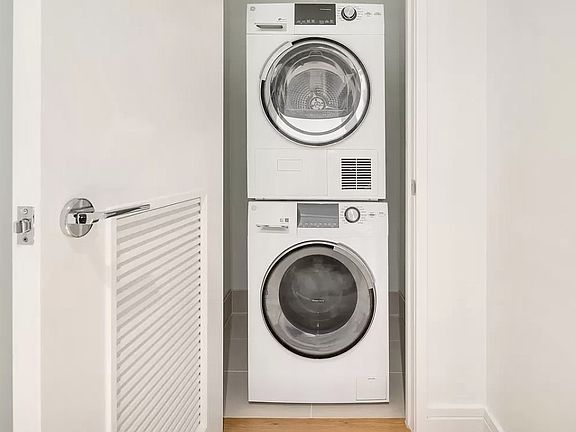 4th image of 230 E 20th St APT 22