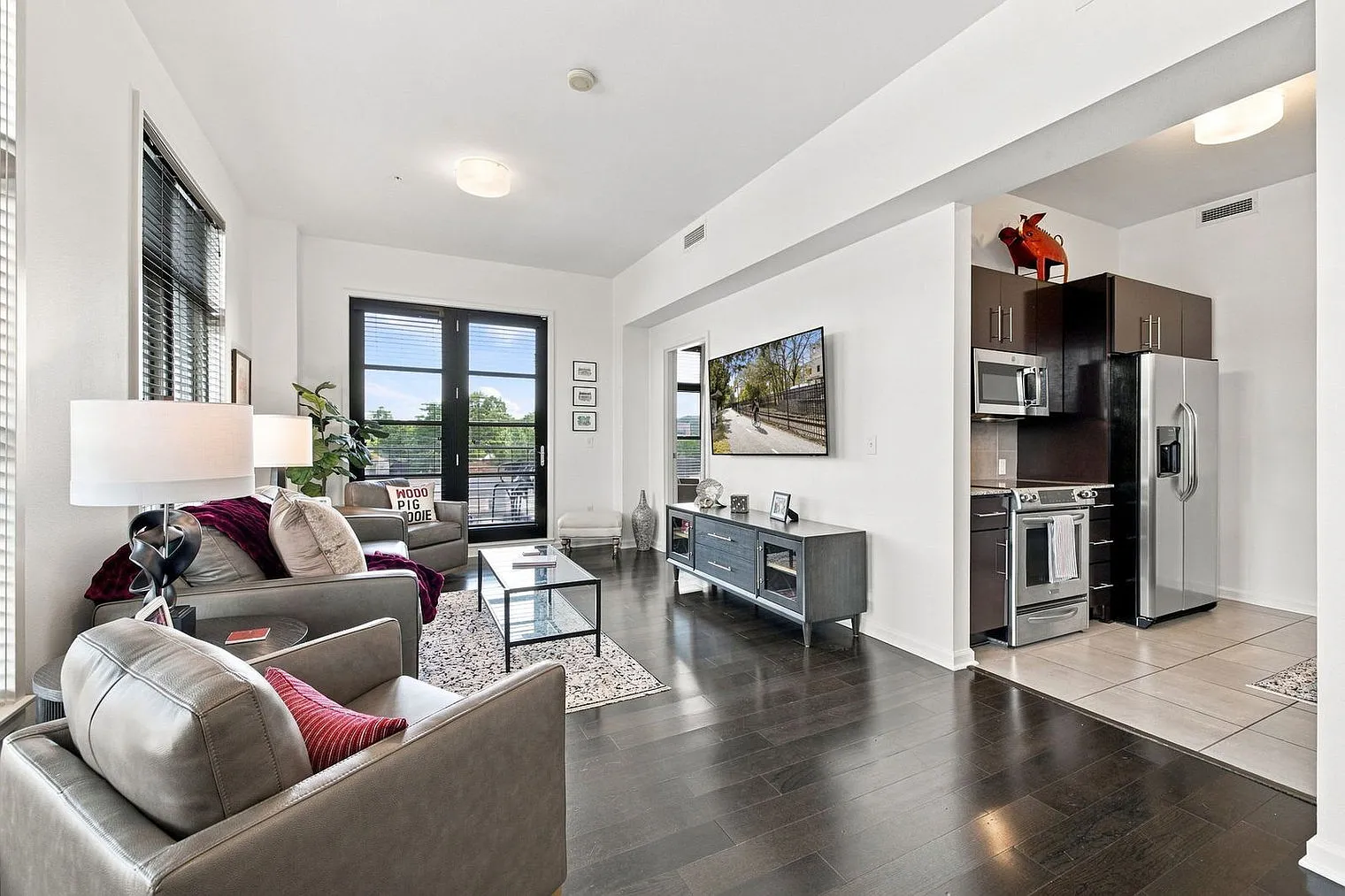 2 bed, 2.0 bath, 1313 sqft, $4,526 — Photo 2