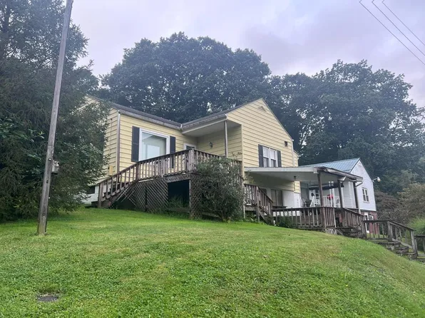 11 Elizabeth Street, West Union, WV 26456