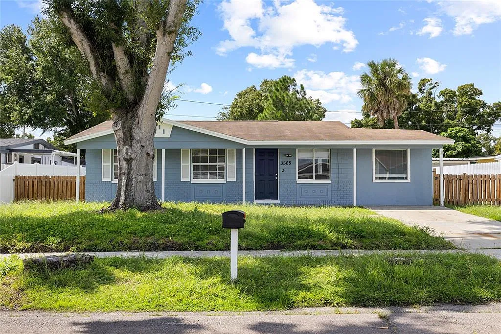 3 bed, 1.0 bath, 1094 sqft, $2,800 — Photo 2