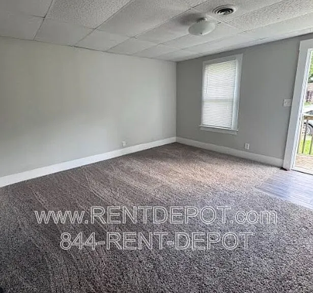 629 E Oregon St — Photo 2