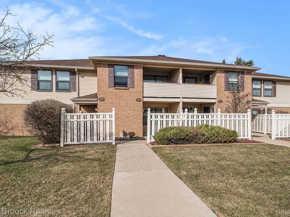 19582 Northridge Dr, Northville, MI 48167