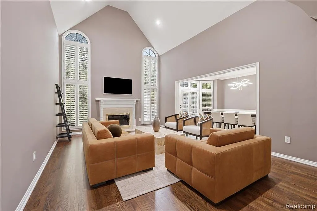 3 bed, 5.0 bath, 3779 sqft, $7,000 — Photo 4