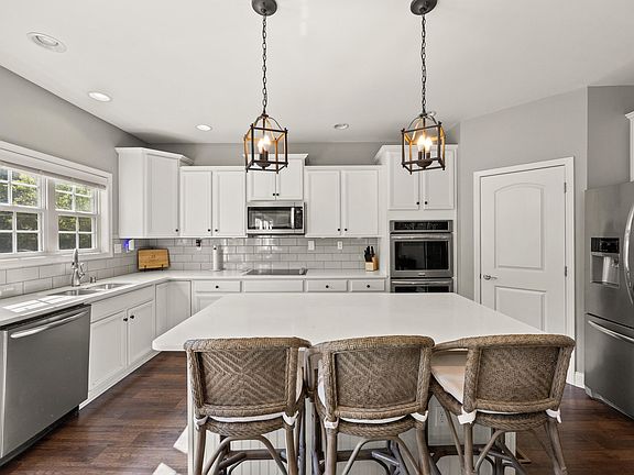 4th image of 332 Manitoba Ln
