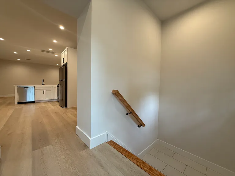 160 Main St #4 — Photo 4