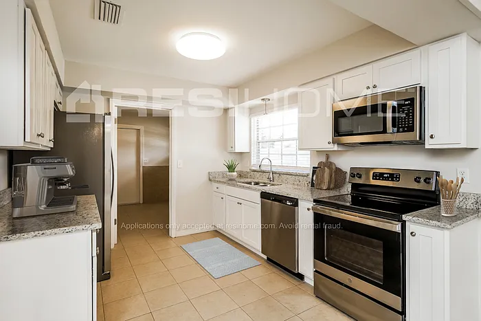 3 bed, 2.0 bath, 1465 sqft, $1,845 — Photo 3