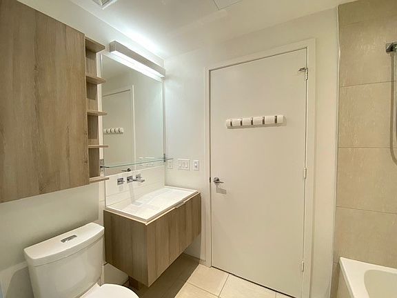 4th image of 101 Charles St E #4105