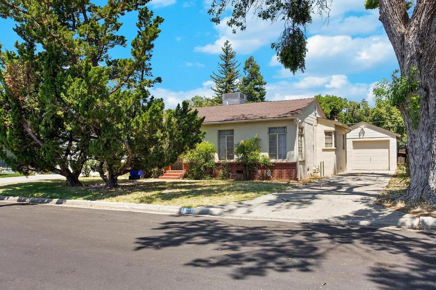 1827 Uccello Ave photo 1