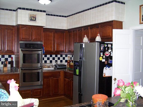 4th image of 16454 Emory Ln