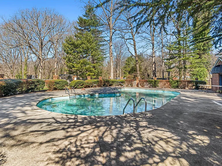1810 Oakcrest Ct — Photo 33