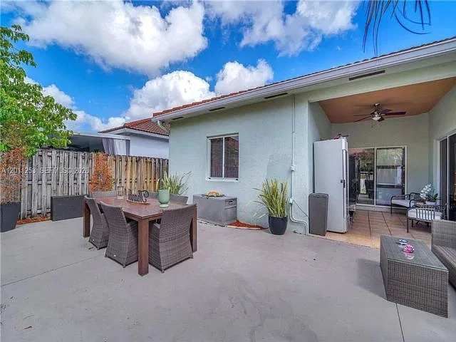 4 bed, 2.0 bath, 1708 sqft, $3,700 — Photo 3