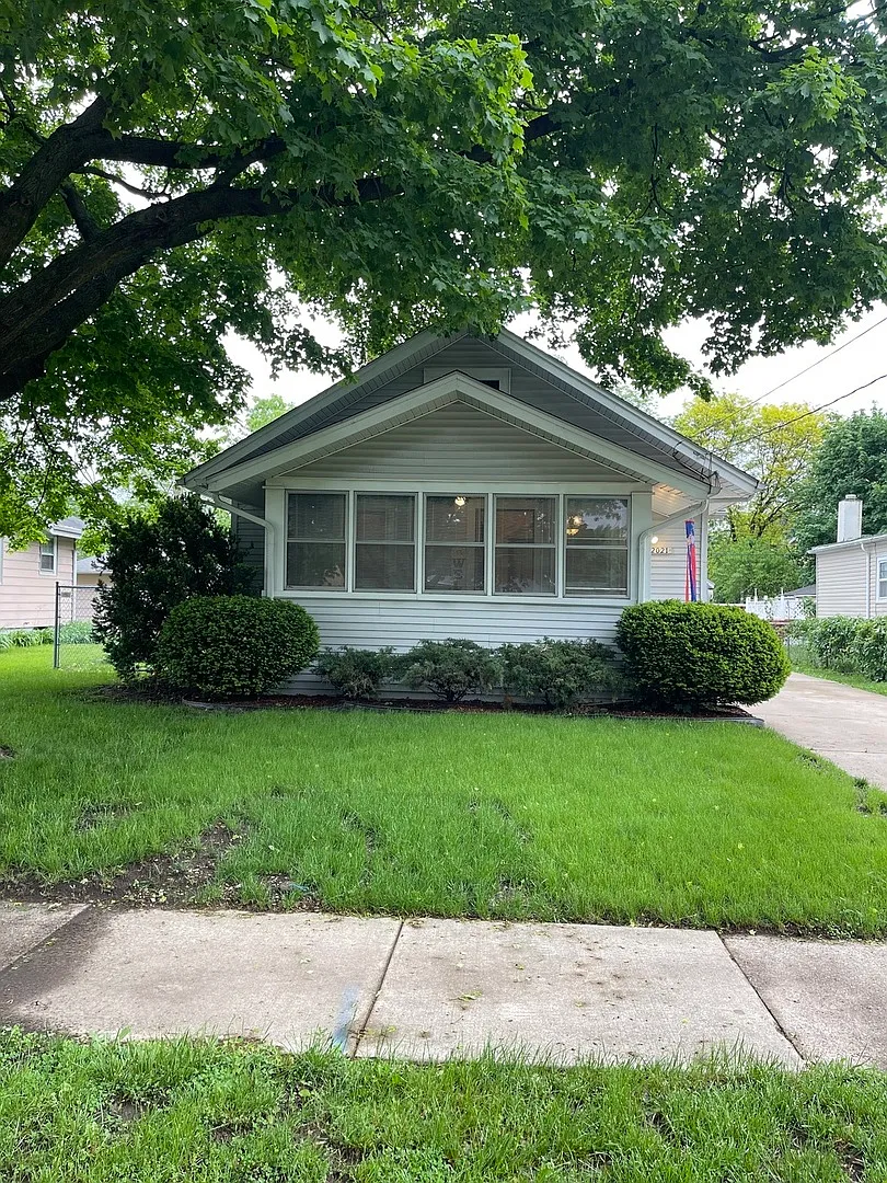2021 Grant Ave photo 1