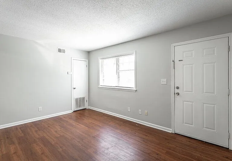 2414 Lyndon Ave — Photo 4
