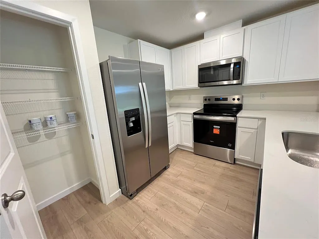 3 bed, 2.5 bath, 1464 sqft, $2,100 — Photo 3