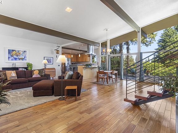 4th image of 2075 Hillcrest Dr