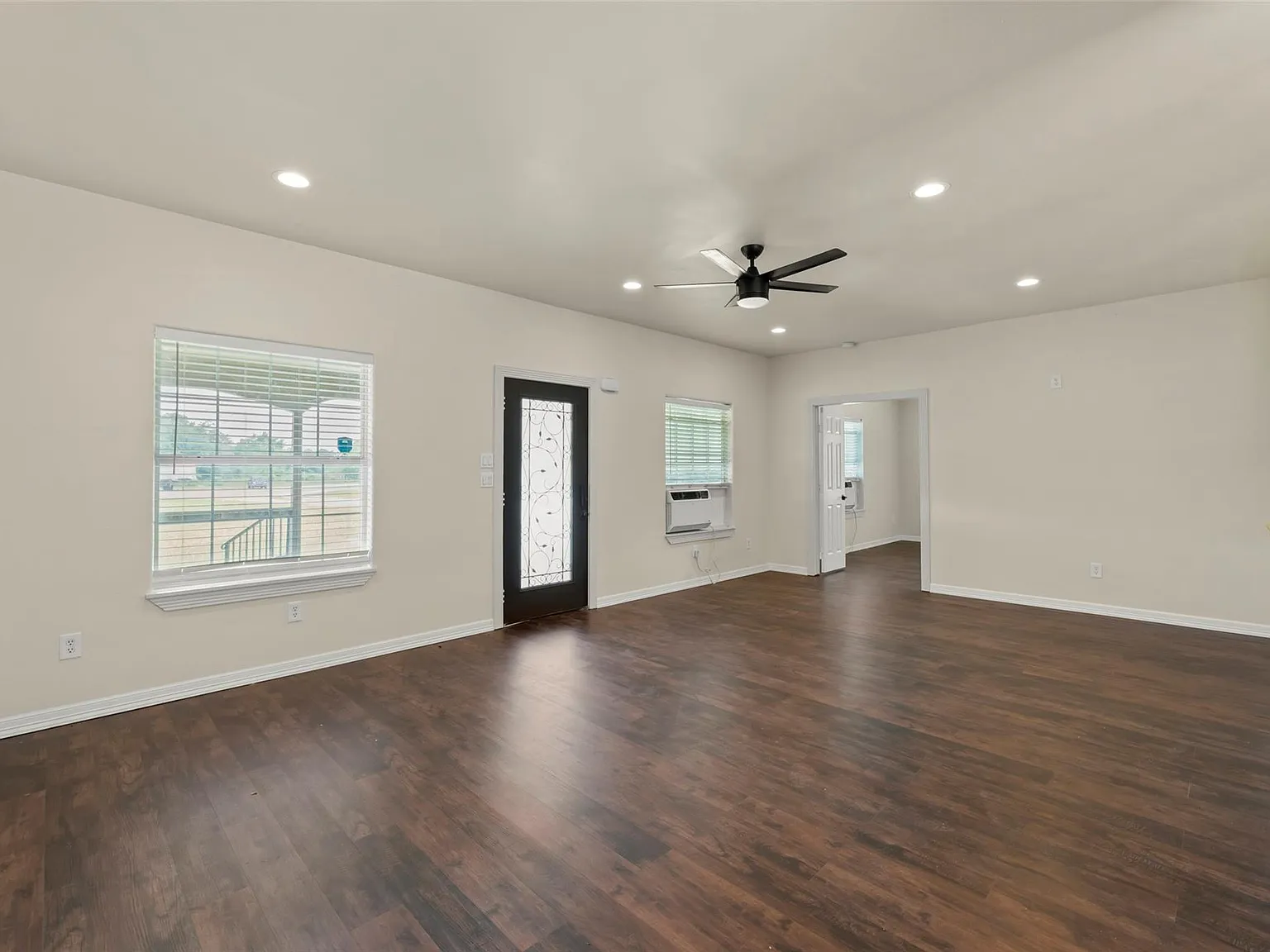 2 bed, 2.0 bath, 1328 sqft, $4,000 — Photo 2