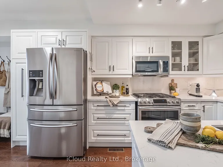 110 Glenashton Dr — Photo 3
