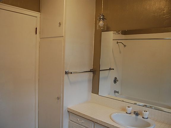 5th image of 212 E 10th St