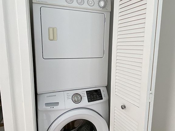 5th image of 218 SE 14th St APT 2102