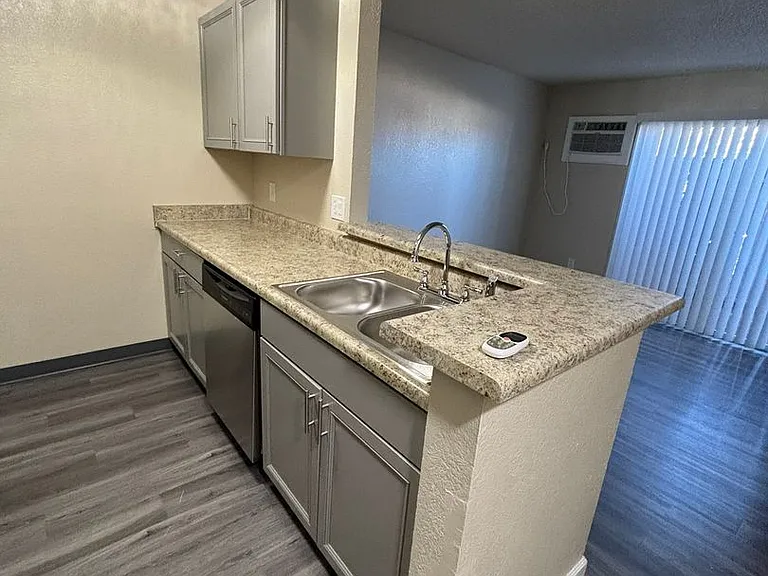 Sierra View Apartments — Photo 6