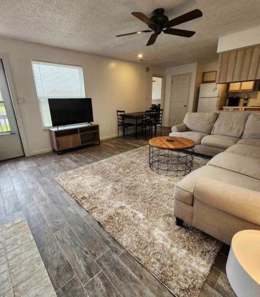 2 bed, 977 sqft, $2,500 — Photo 1