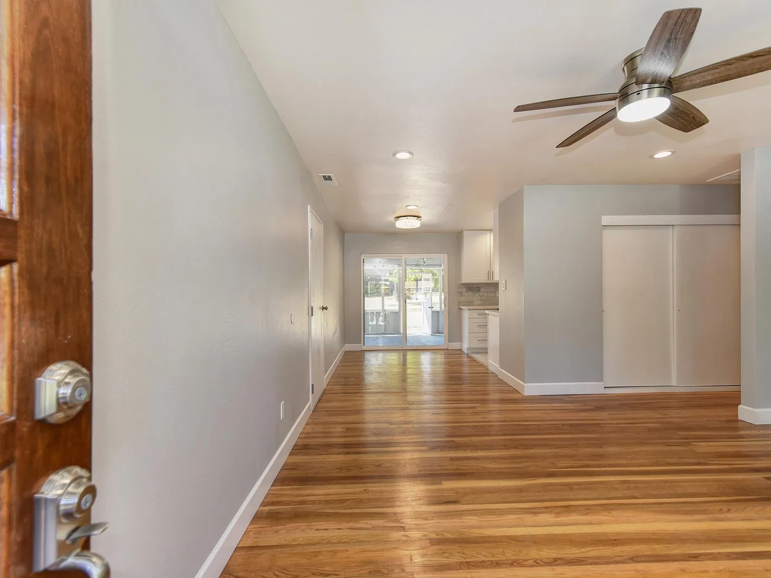 3 bed, 897 sqft, $2,350 — Photo 2