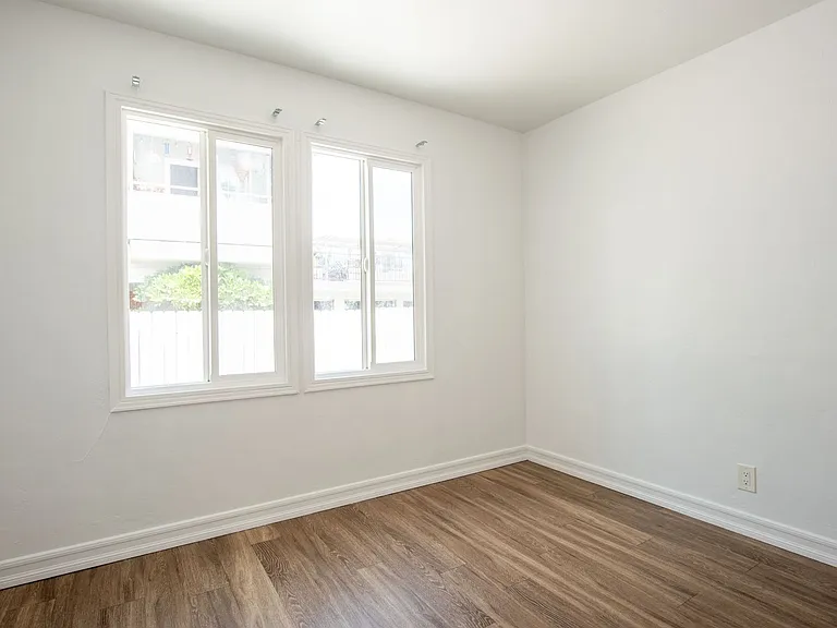320 G St — Photo 8