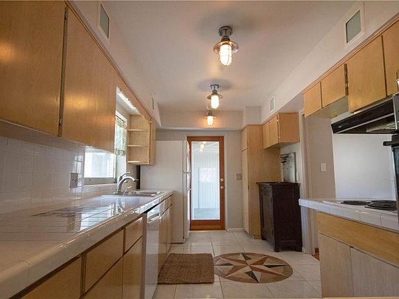 4th image of 2119 Lake Dr