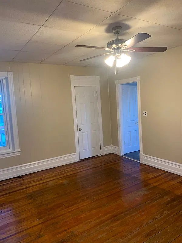 3 bed, 1.0 bath, 900 sqft, $1,700 — Photo 3