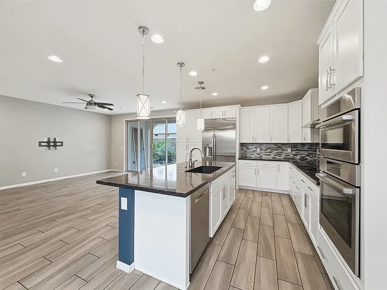 2345 W Gloria Ln — Photo 6