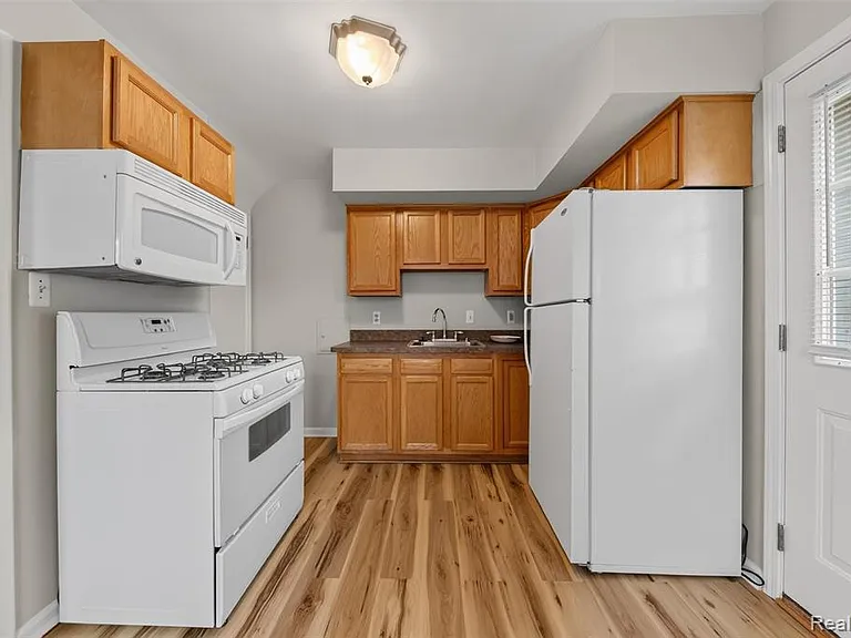 360 Parkview Dr — Photo 6