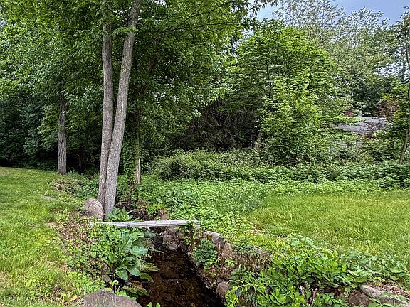 3rd image of 23 Great Neck Road