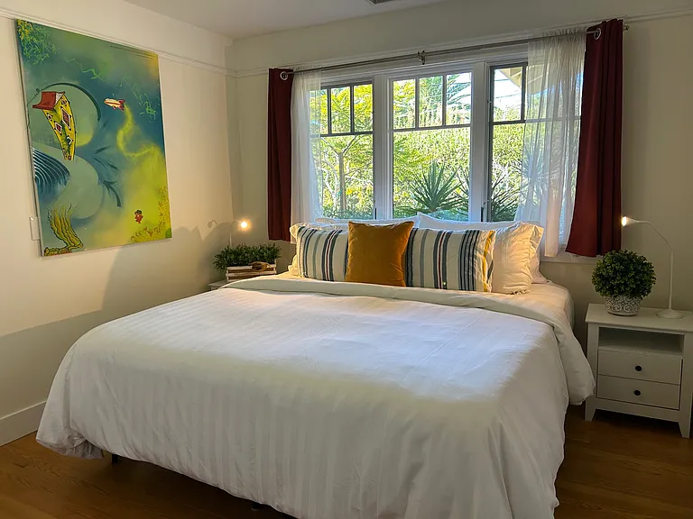 King/Twin bedroom. Can be set in either configuration.