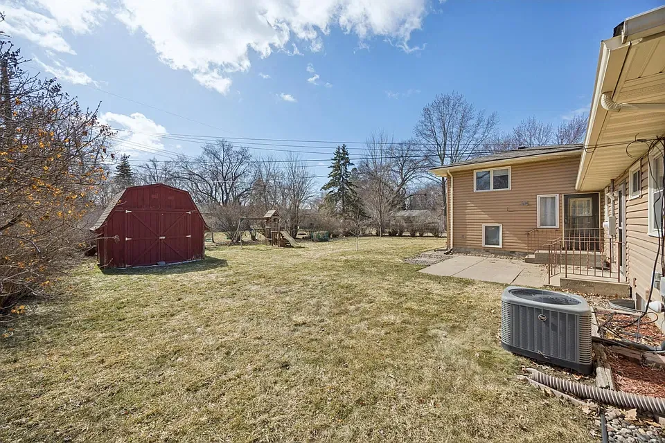 5 bed, 3135 sqft, $2,900 — Photo 2