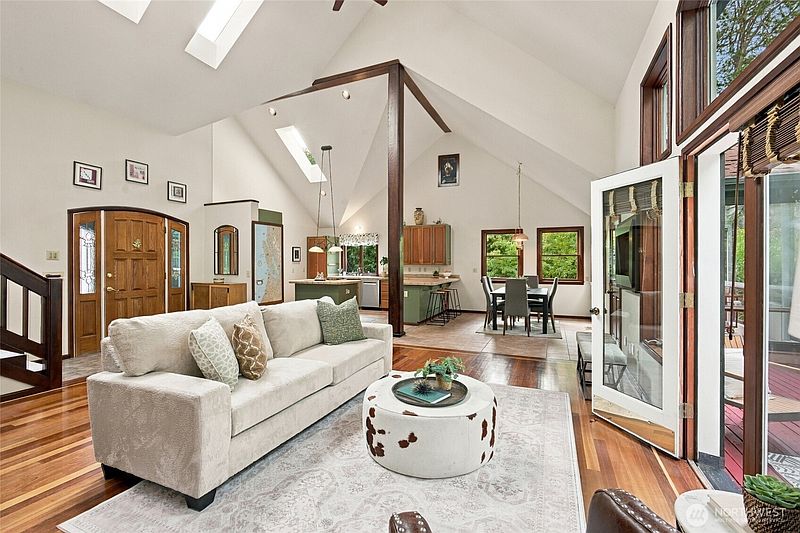 4th image of 8025 45th Avenue NE