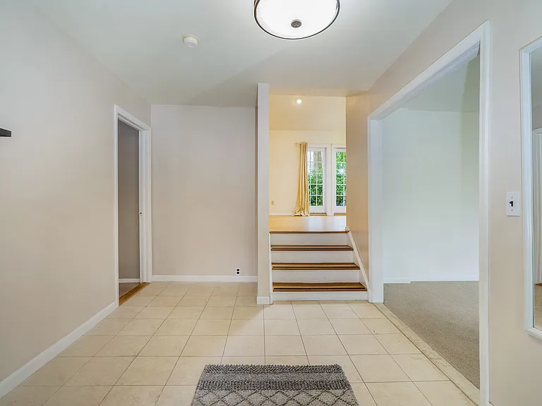 7 Susan Ct — Photo 2