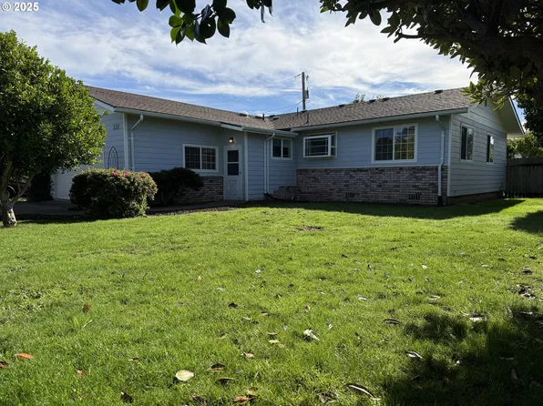 221 Musser St, Brookings, OR 97415