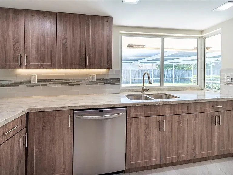 5200 NE 15th Ave — Photo 10
