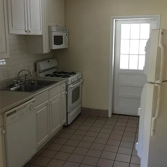 2417 Golfview St — Photo 3