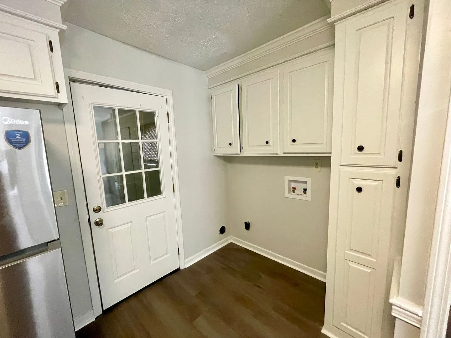 Charming 3 Bedroom Home in Brandon 047 Great Location- Recently Renovated! — Photo 3