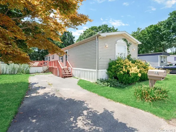13 Mindy Lane, Bohemia, NY 11716