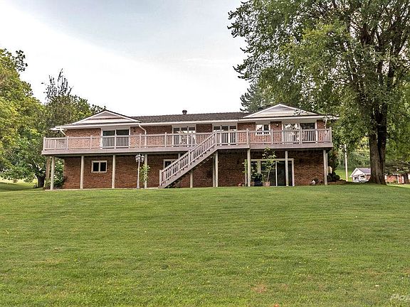 HUGE BACK YARD