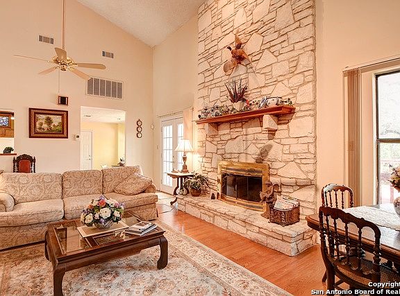 3rd image of 4007 Summer Breeze Ln