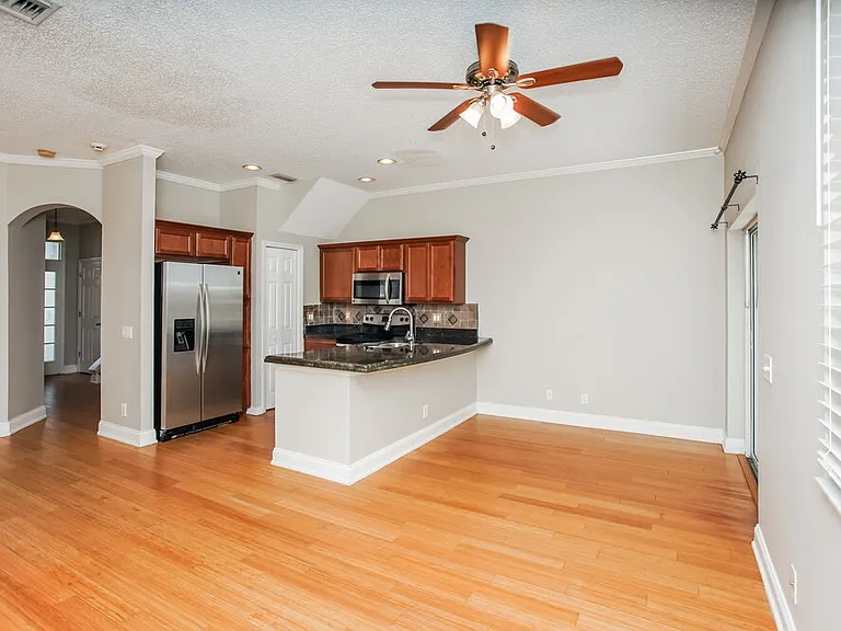 740 Vallance Way NE — Photo 5