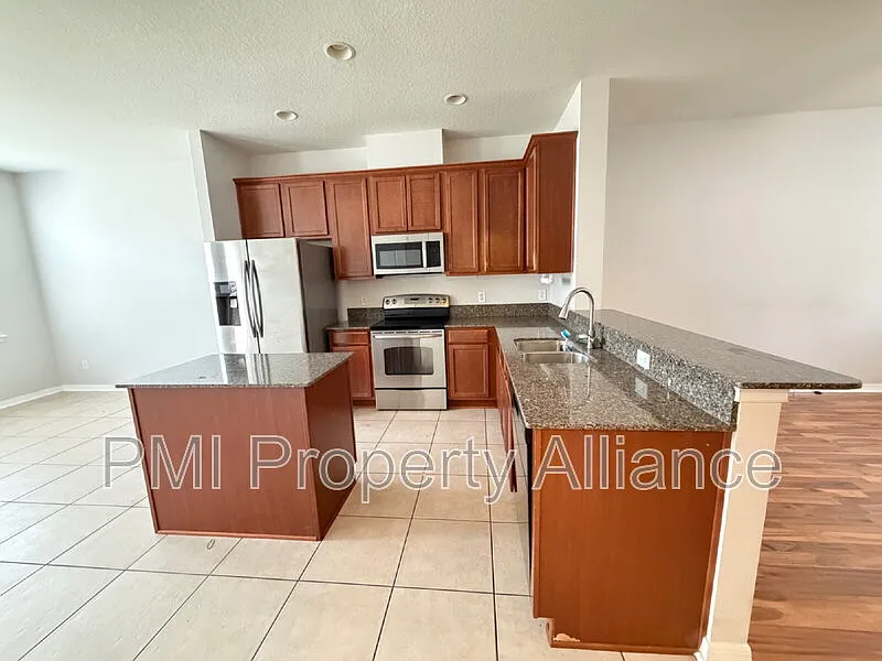 3 bed, 2.5 bath, 1480 sqft, $2,500 — Photo 3