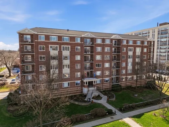 31 E Grove St APT 201, Lombard, IL 60148