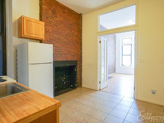 3rd image of 17 Stuyvesant St Frnt A