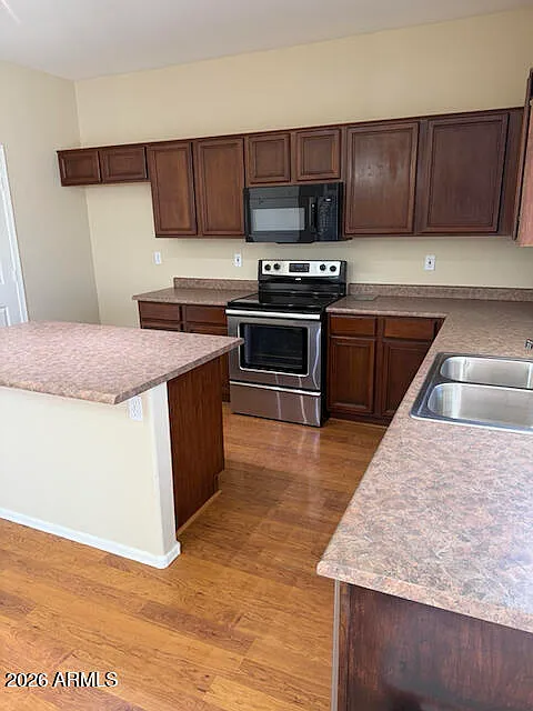 3 bed, 2.5 bath, 2376 sqft, $2,100 — Photo 4