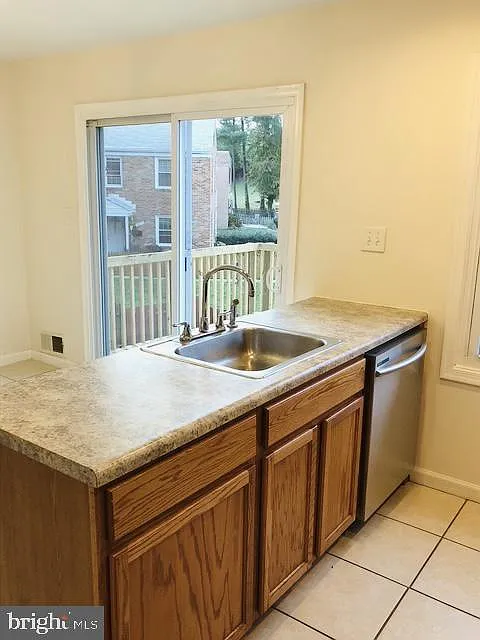 3 bed, 2.5 bath, 1260 sqft, $2,000 — Photo 4