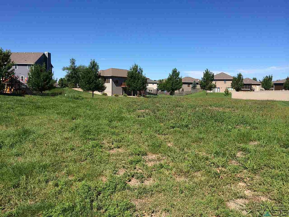 2nd image of 608 W Garden Pl